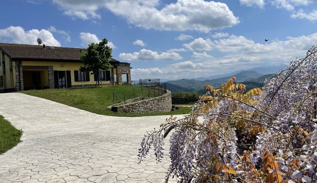 Villa Cavalieri in Vedriano with a panoramic view of the Reggio Emilia hills