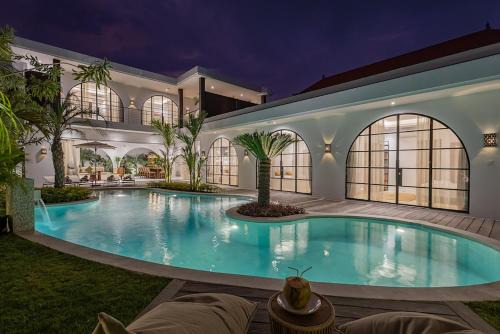 Villa Cebossa by Optimum Bali Walk to Beach - Finn's Canggu