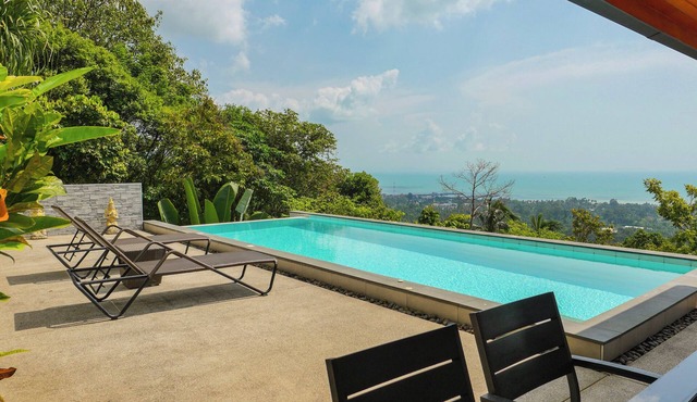 Villa Chatchana is a 3-bedroom villa in Nathon, offering panoramic sea and mountain views.