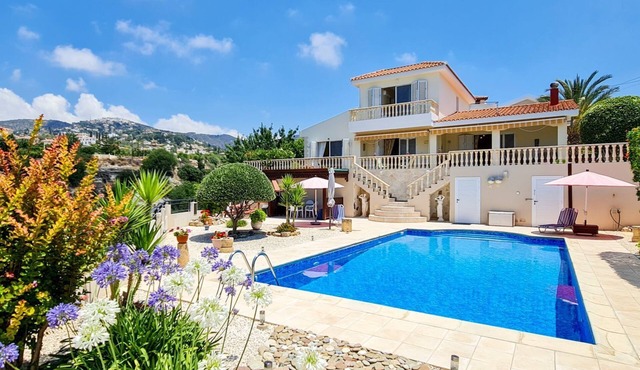 Villa Chrysos - Three Bedroom Villa, Sleeps 6