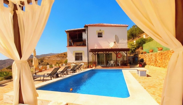 Villa Clara Spacious Villa, 10 min Beach, Private Heated Pool, Spectacular Views