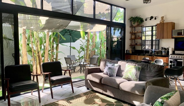 Villa Cocos, Modern Family Retreat, Cozy & Private just 3 Blocks from the Beach