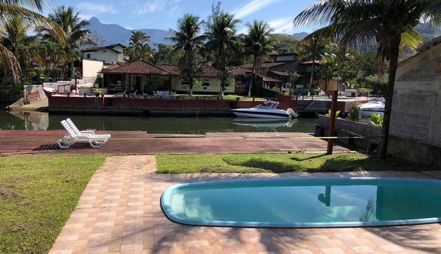 Villa com deck e piscina privativa, vigilância 24 horas no condomínio Bracui