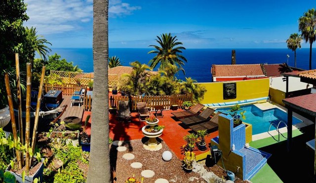 Villa con piscina climatizada y vistas al mar