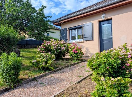 VILLA Confort 4 étoiles Jardin fleuri 800 m2 & terrasse - climatisation - parking - aux portes de Besançon - TOUR DE FRANCE le 17 juillet !
