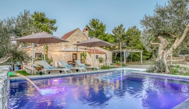 Villa 'Cottage Romantico with Pool' with Private Pool, Wi-Fi and Air Conditioning
