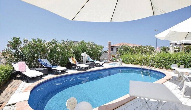 Villa Croma: An elegant and welcoming three-story townhouse which faces the sun and the sea, with Free WI-FI.