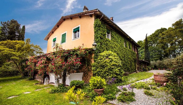 VILLA D'AMICO, charming indulgence overlooking Lucca Town Centre