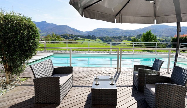 Villa D'architecte d'Urrugne with Mountina View, Private Pool & Wi-Fi