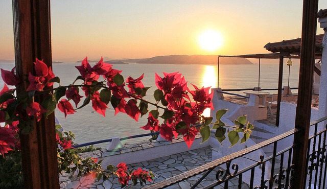 Villa DAHLIA. Panoramic pool. Access to the sea. Privileged view of the Egean.