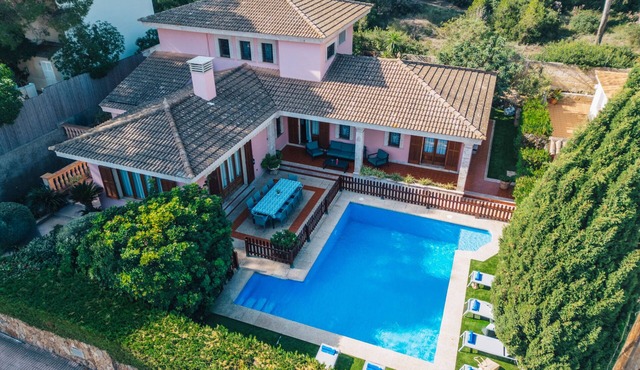 Villa Damar with Pool, Garden, Terrace, Balcony, A/C & Wi-Fi