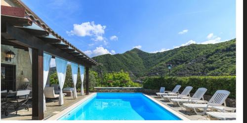 Villa Daphne Pool And Jacuzzi