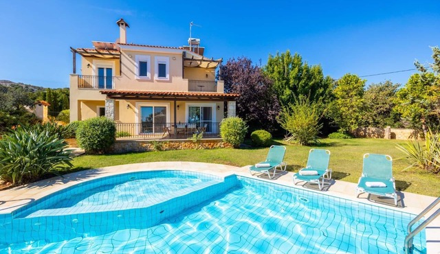 Villa Daphni - Four Bedroom Villa, Sleeps 8