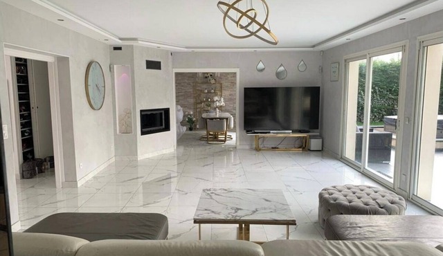 Villa de 280 m2 Avec Piscine Très Luxueuse à 20mn de Paris