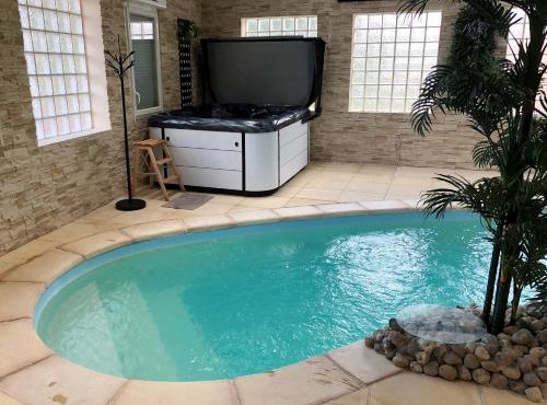 Villa de 4 chambres avec piscine privee sauna et jardin clos a Villemeux sur Eure