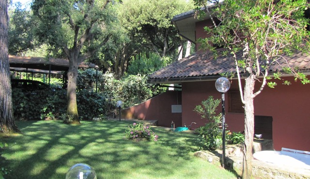 Villa de Cuatro Familias con Jardín en el Corazón del Bosque de Pinos