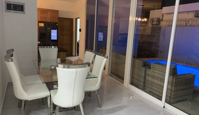 Villa de Lujo con Picsina Privada a 10 Minutos del Centro de la Ciudad