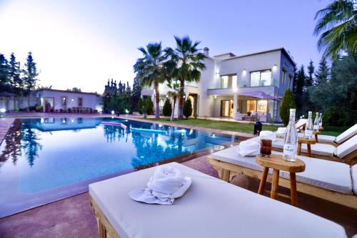 *Villa de luxe à Marrakech, vue sur les montagnes*