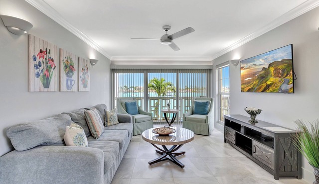 Villa de Marco, Water-front - 2-bedroom condo on Marco Island with Washer Dryer