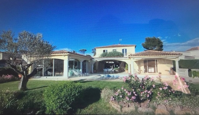 Villa de Prestige 300m2 Entre Mer, Golfs, Tennis et Nature au Pied de L'estérel