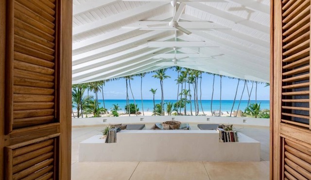 Villa del Mar, Fully Staffed Luxury Beachfront Villa sleeps 28