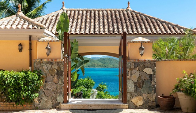 Villa Delfina- Private Beach! Spacious 5 Bedroom Villa in lower Peter Bay!