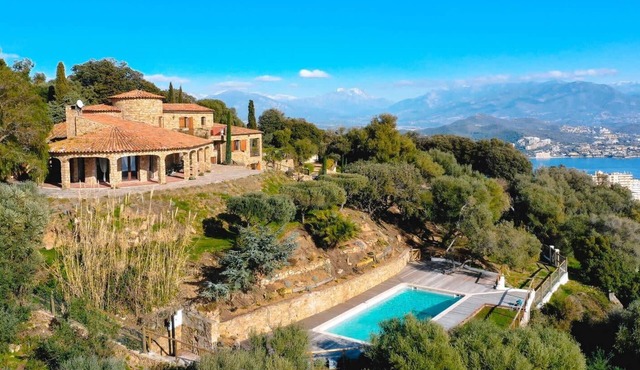 Villa Deluxe, Exceptional Villa on the hills above Ajaccio