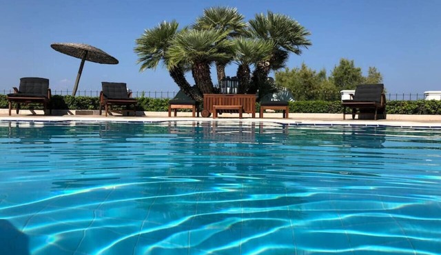 Villa Dolphin - Beachfront Maisonette with Pool
