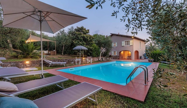 Villa Dondolino, a Stylish Farmhouse with Private Pool close to Lucca and the Beach