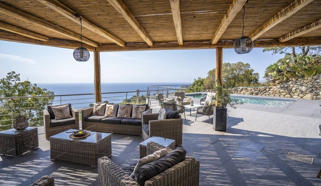 Villa Donna Cà, for 10/11 people, with heated pool and a wonderful sea view