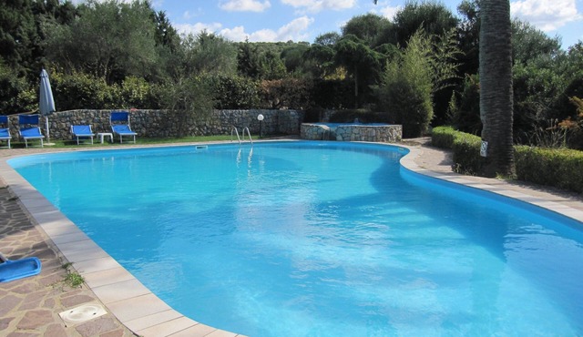 Villa Donzell, 14m private pool and Jacuzzi, Large Garden, Kids Play Area