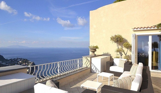 Villa Due Marine: A splendid and luminous apartment situated in a quiet location, at a short distance from the famous Piazzetta of Capri, with Free WI-FI.