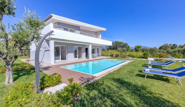 Villa Easy chic in Moniga del Garda with private pool