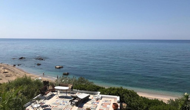 Villa Efelli:Boutique beachfront traditional Greek style house