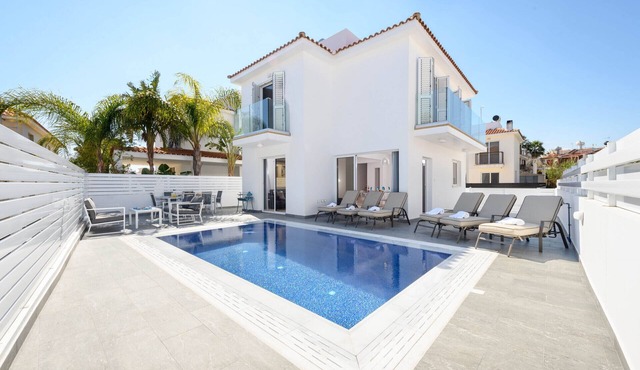 Villa Elaine - Charming Pernera Getaway