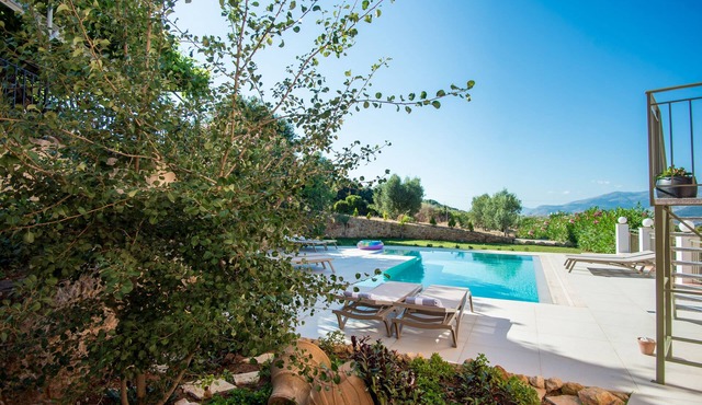 Villa Eleftheria: 4 bedrooms for up to 9 adults, pool and outstanding 180° views