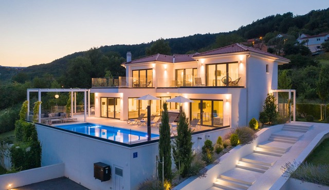 VILLA ELEGANCE *