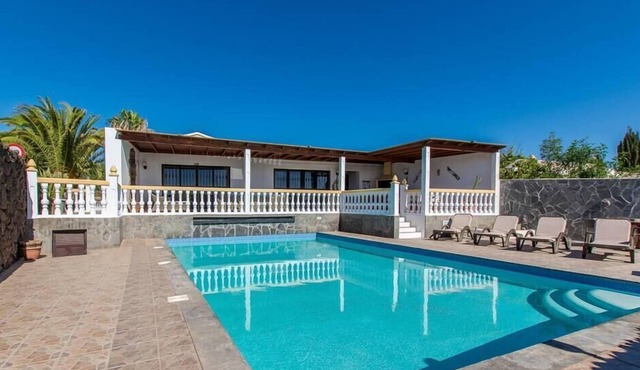 Villa Eliana with air conditioning and sea views