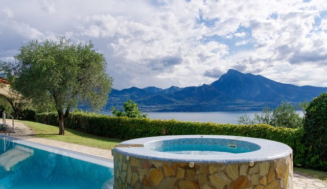 Villa 'Elysium' with Lake View, Wi-Fi and Air Conditioning