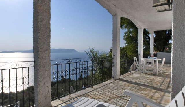 Villa ERIKA. Panoramic pool. Access to the sea. Privileged view of the Egean.