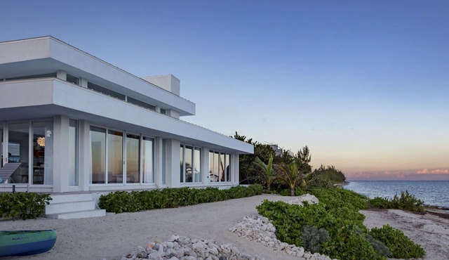 Villa Esprit – Stunning 3 Bedroom Beachfront Villa in North Side with pool!