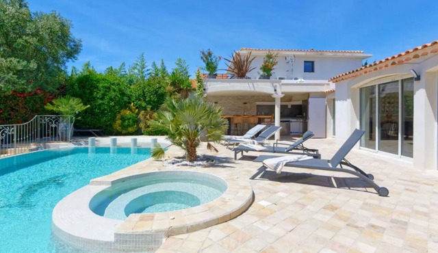 Villa Exceptionnelle Avec Piscine Privée , Haut de Gamme, Proche de la Plage