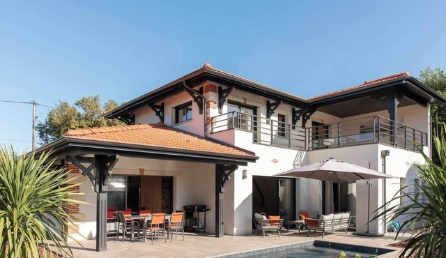 Villa Fabienne in city center with heated pool
