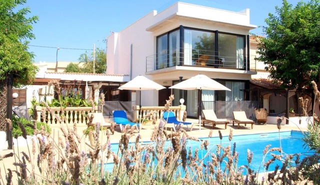 VILLA FACING THE BEACH WITH SWIMMING POOL AND LARGE GARDEN IDEAL FAMILIES