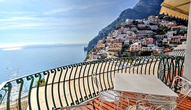 Villa Faustina B: A bright and sunny apartment located in the center of Positano, with Free WI-FI.