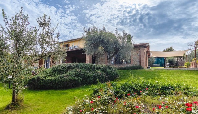 Villa Fiorita: idyllic tuscan retreat with pool, senic views and modern comfort