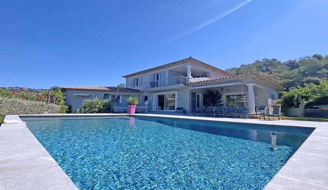 Villa for 10 people (8 adults max) - Private swimming pool - Air conditioning - WiFi - Golf view.