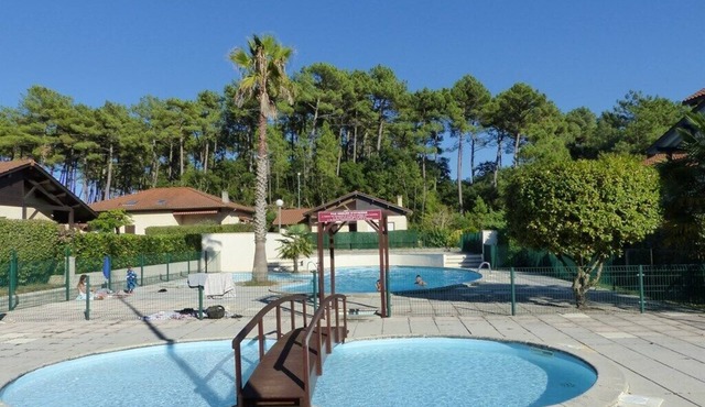 Villa for 4 persons with swimming-pool in the residence