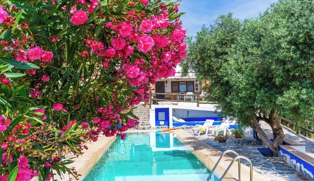 Villa for 4 with feature pool & great reviews