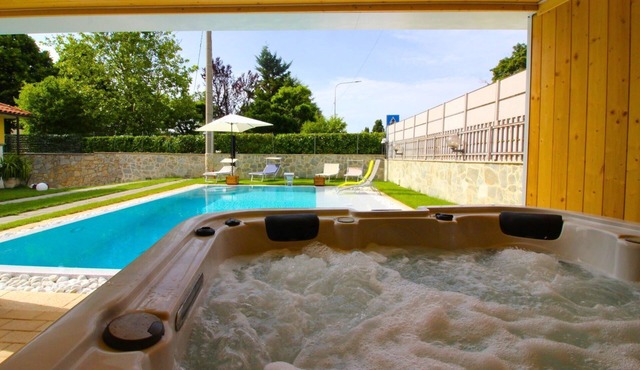 Villa for 5 persons with beautiful infinity pool and outdoor Jacuzzi, strategic location for visitin